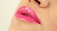 How to Choose Lip Gloss and Some Tips for Wearing It