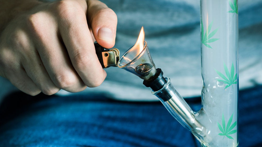 5 Reasons Why You Should Use A Premium Glass BongsTo Smoke